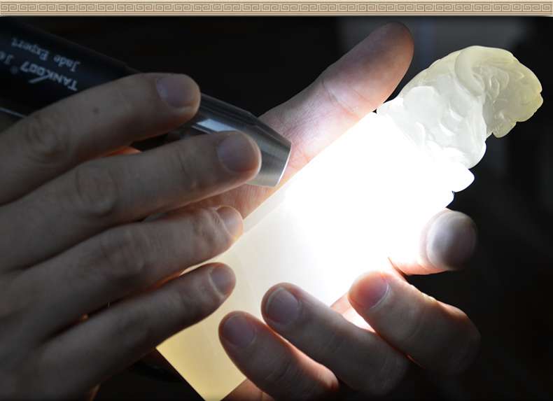 照玉強(qiáng)光手電筒不只可以鑒定琥珀，還可以鑒別各種的玉石、原石