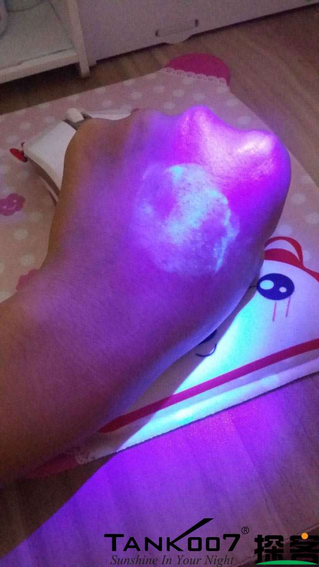 客戶買了紫光手電驗(yàn)熒光劑，先拿面膜大姨媽巾開刀 