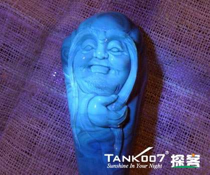 網(wǎng)上用紫光手電鑒定琥珀的帖子這么多，哪個是真假？