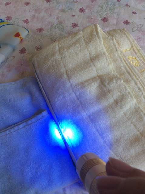  寶媽買了紫光手電，衣服上好多熒光劑，看的心慌害怕
