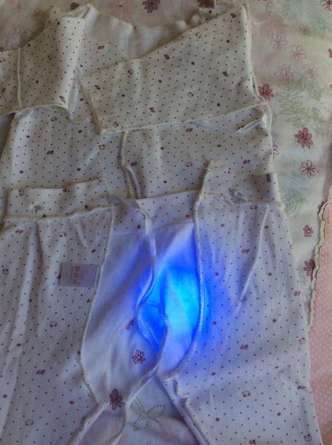  寶媽買了紫光手電，衣服上好多熒光劑，看的心慌害怕