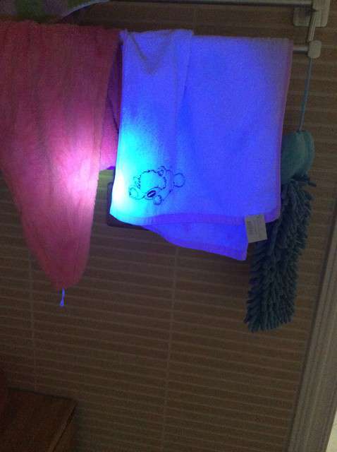  寶媽買了紫光手電，衣服上好多熒光劑，看的心慌害怕